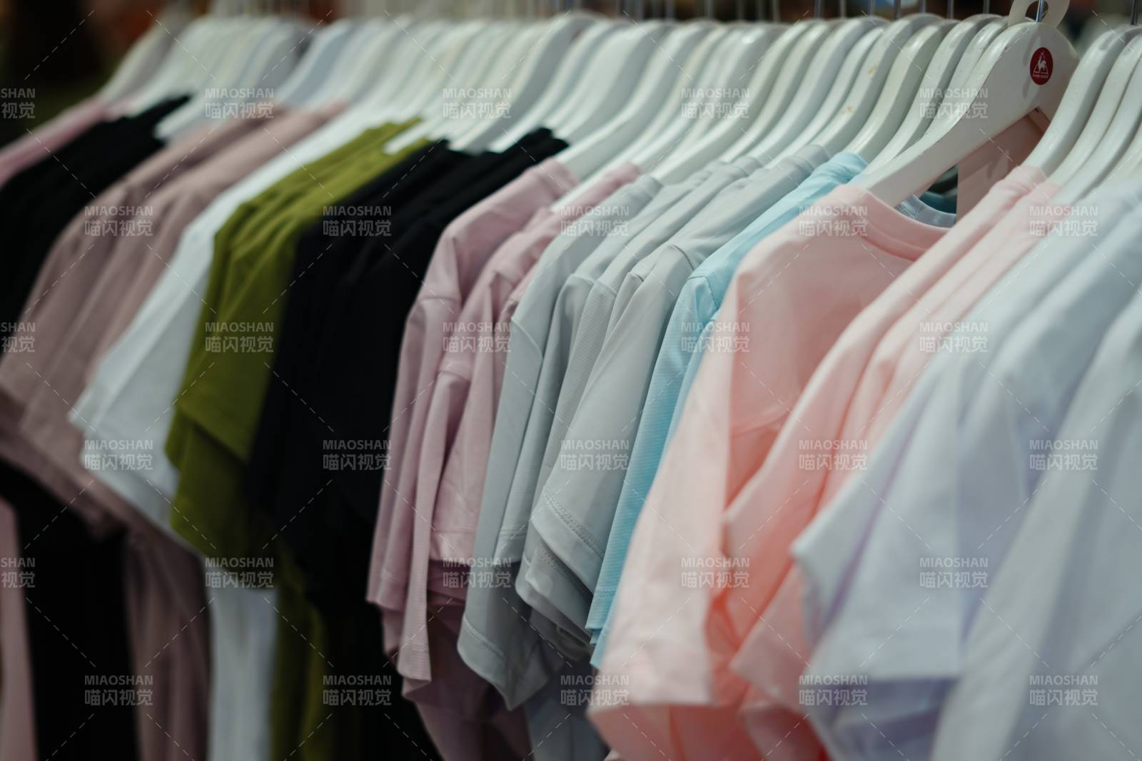 衣架上的多彩T恤图片
