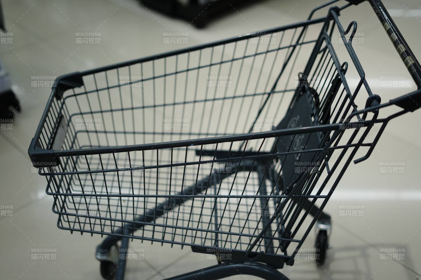 超市购物车静候使用图片