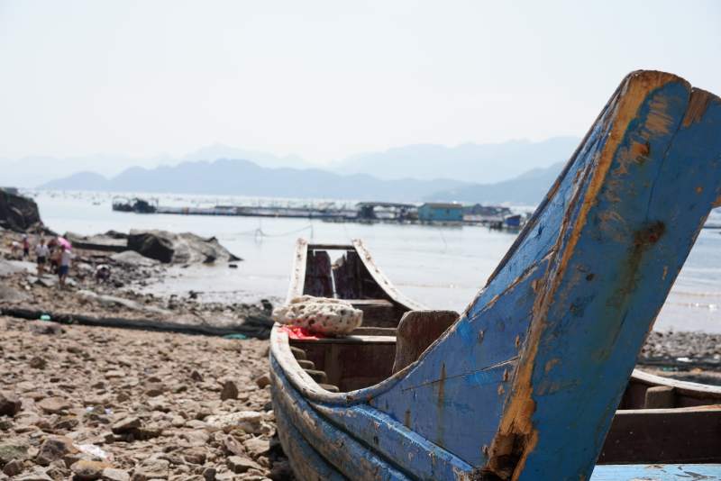 海边的蓝色小船图片