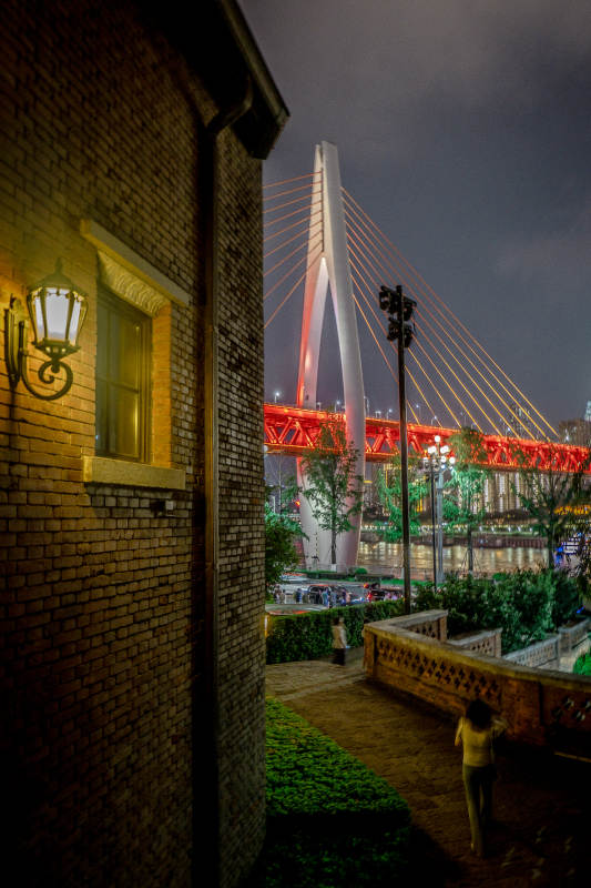 夜色中的桥梁与老建筑图片