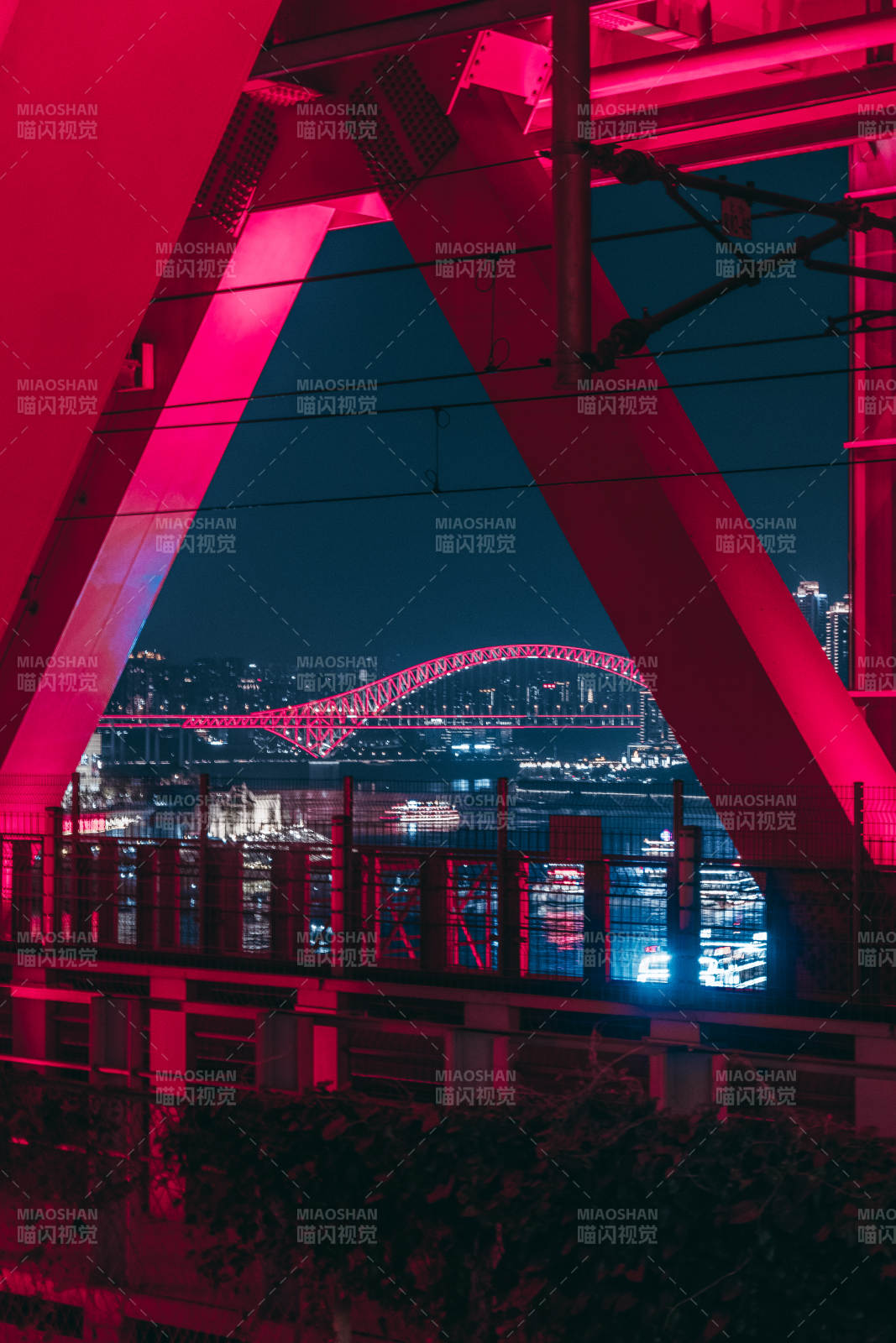 夜色中的红色桥梁图片