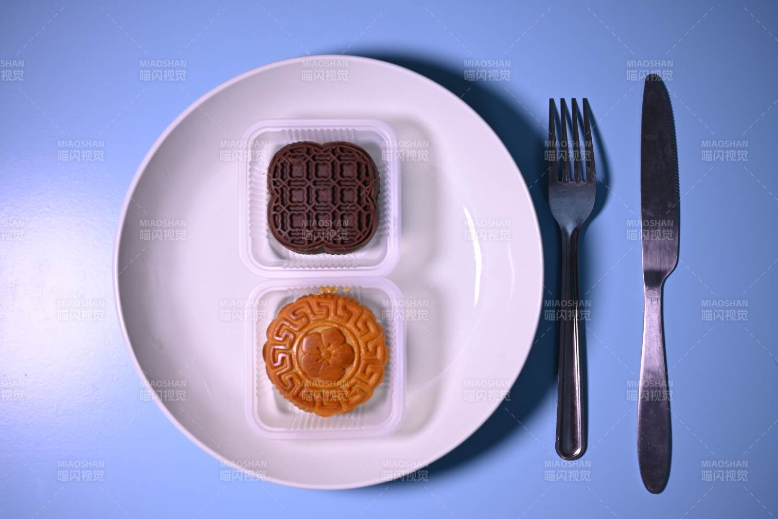 月饼与餐具的静谧时光图片