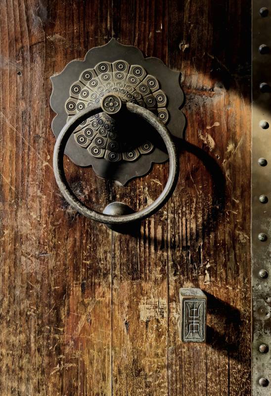 古朴木门上的金属环扣图片