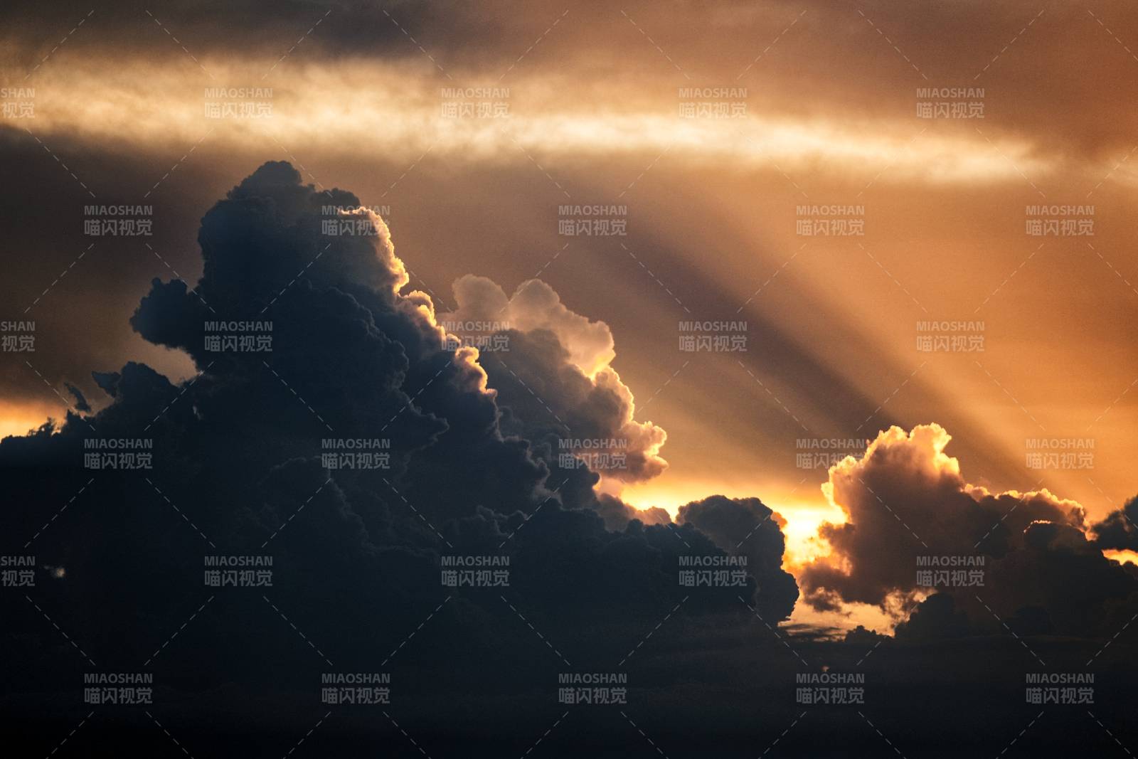 夕阳穿透云层的光芒图片