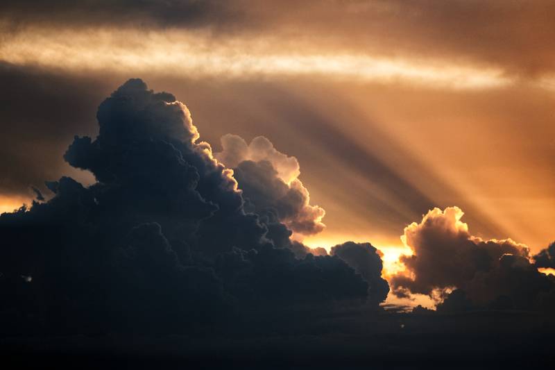 夕阳穿透云层的光芒图片