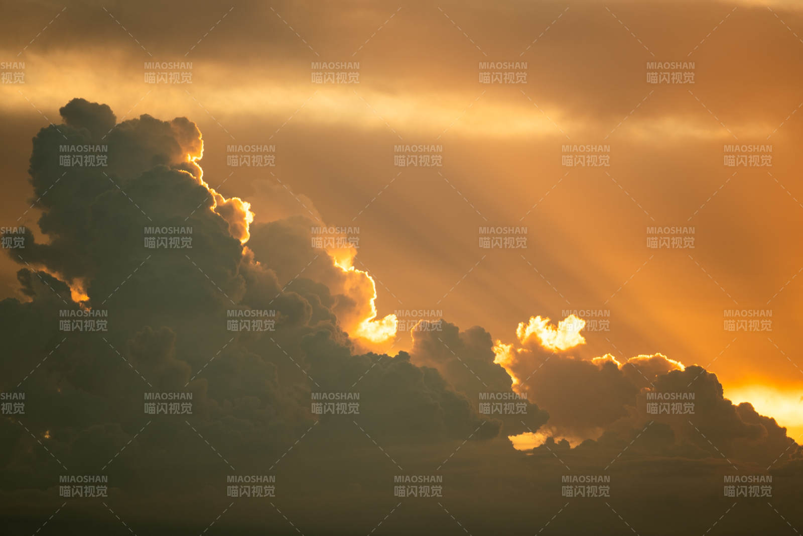 夕阳穿透云层的光芒图片