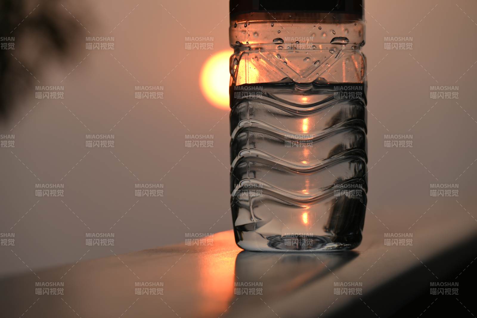 水瓶中的光影艺术图片