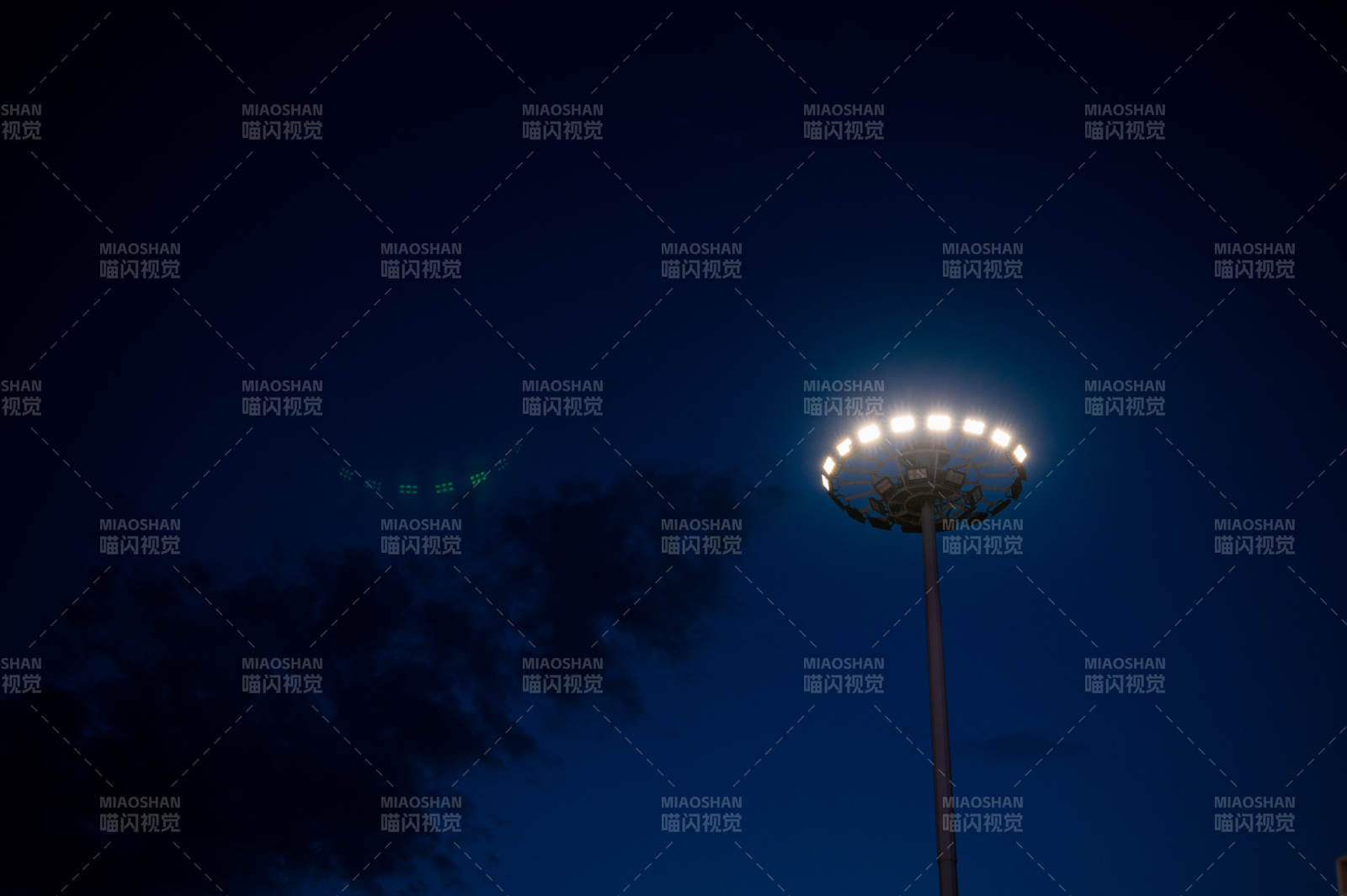 夜空下的高杆灯图片