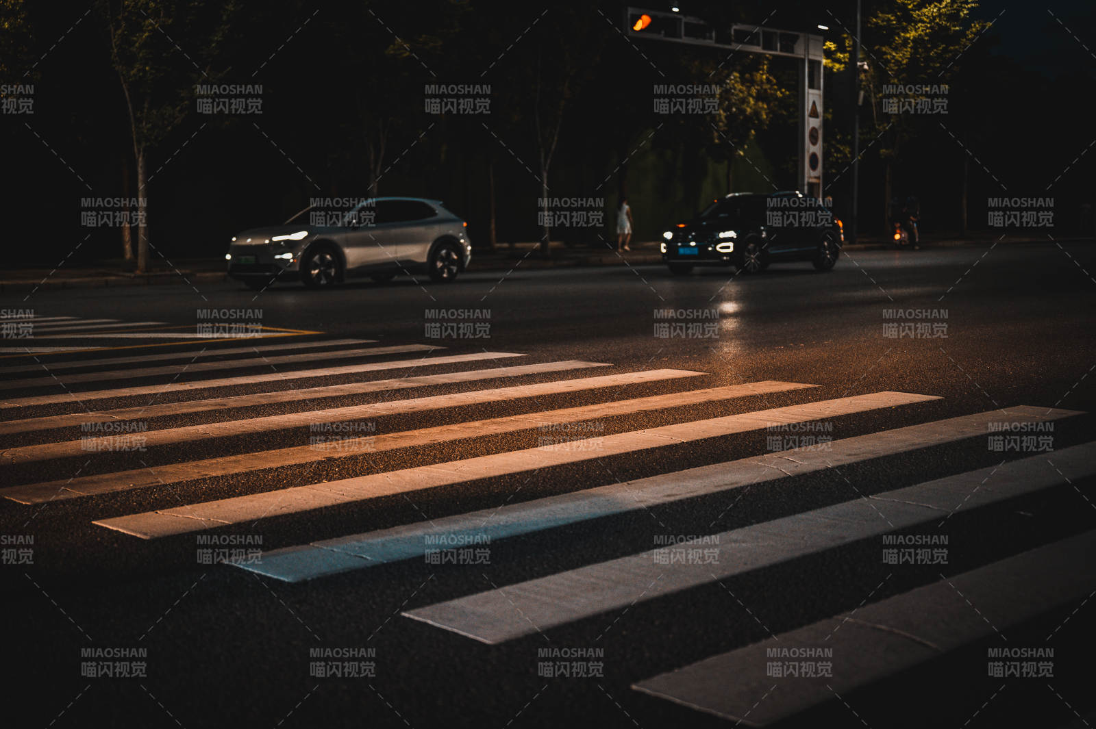 夜色中的斑马线与车流图片