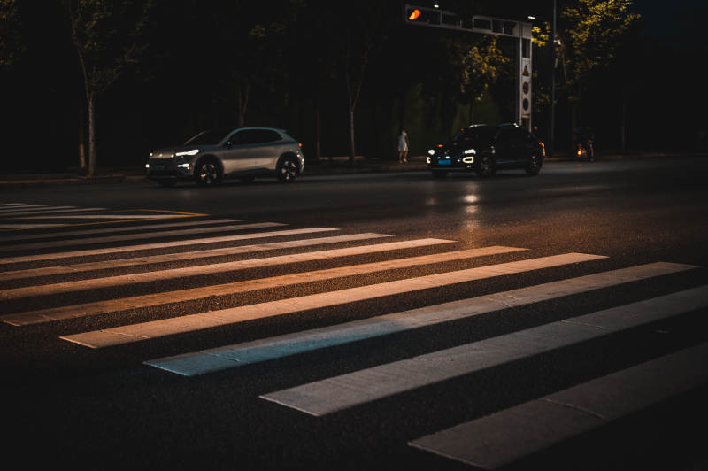 夜色中的斑马线与车流图片