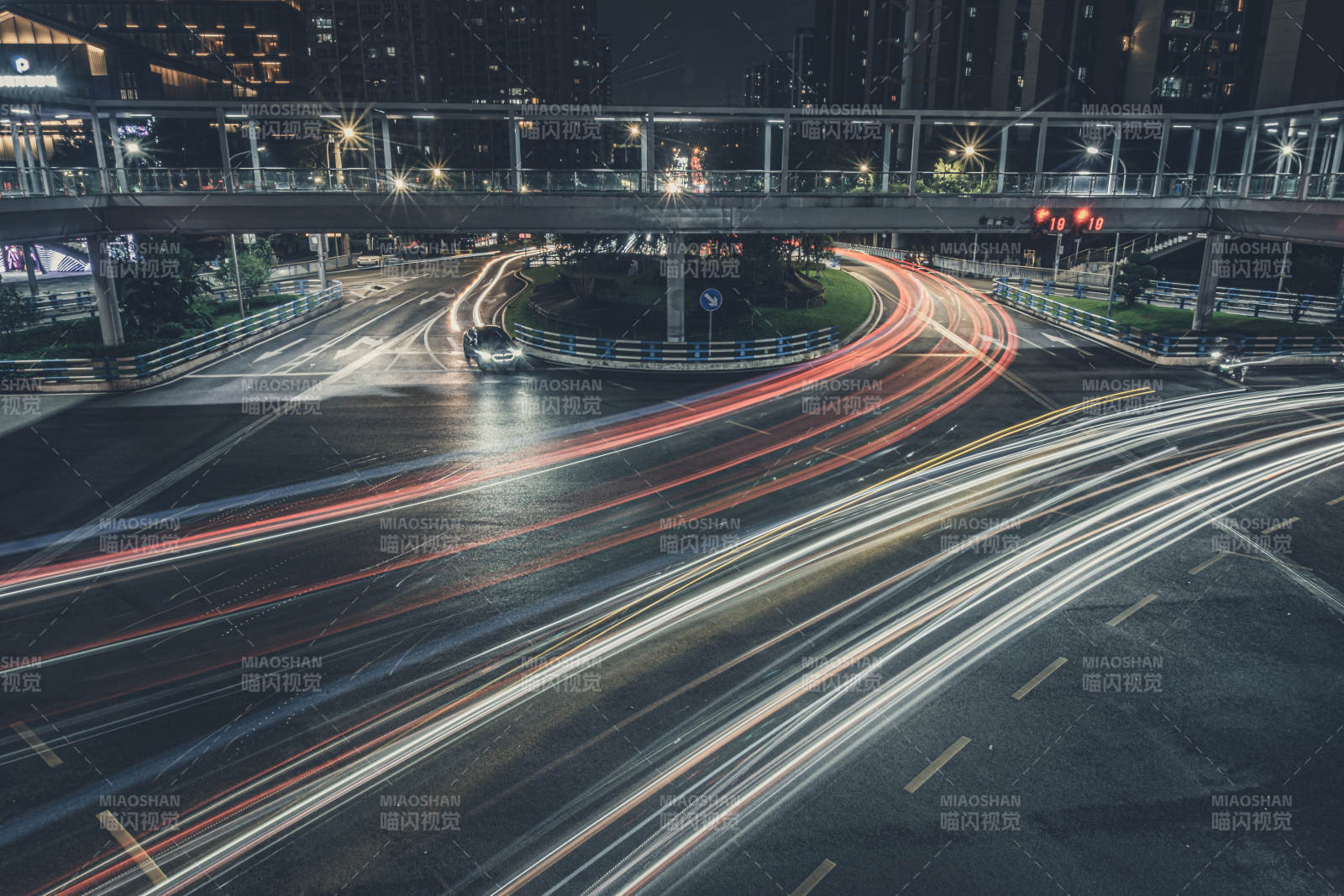城市夜景车流光影交错图片