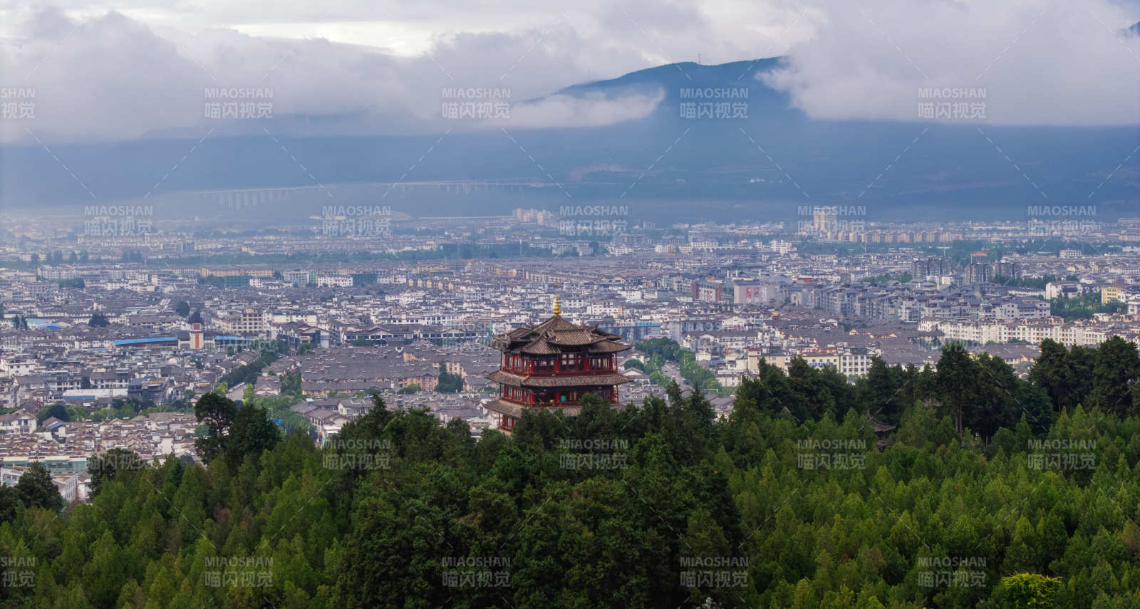 古城山巅 云雾缭绕图片