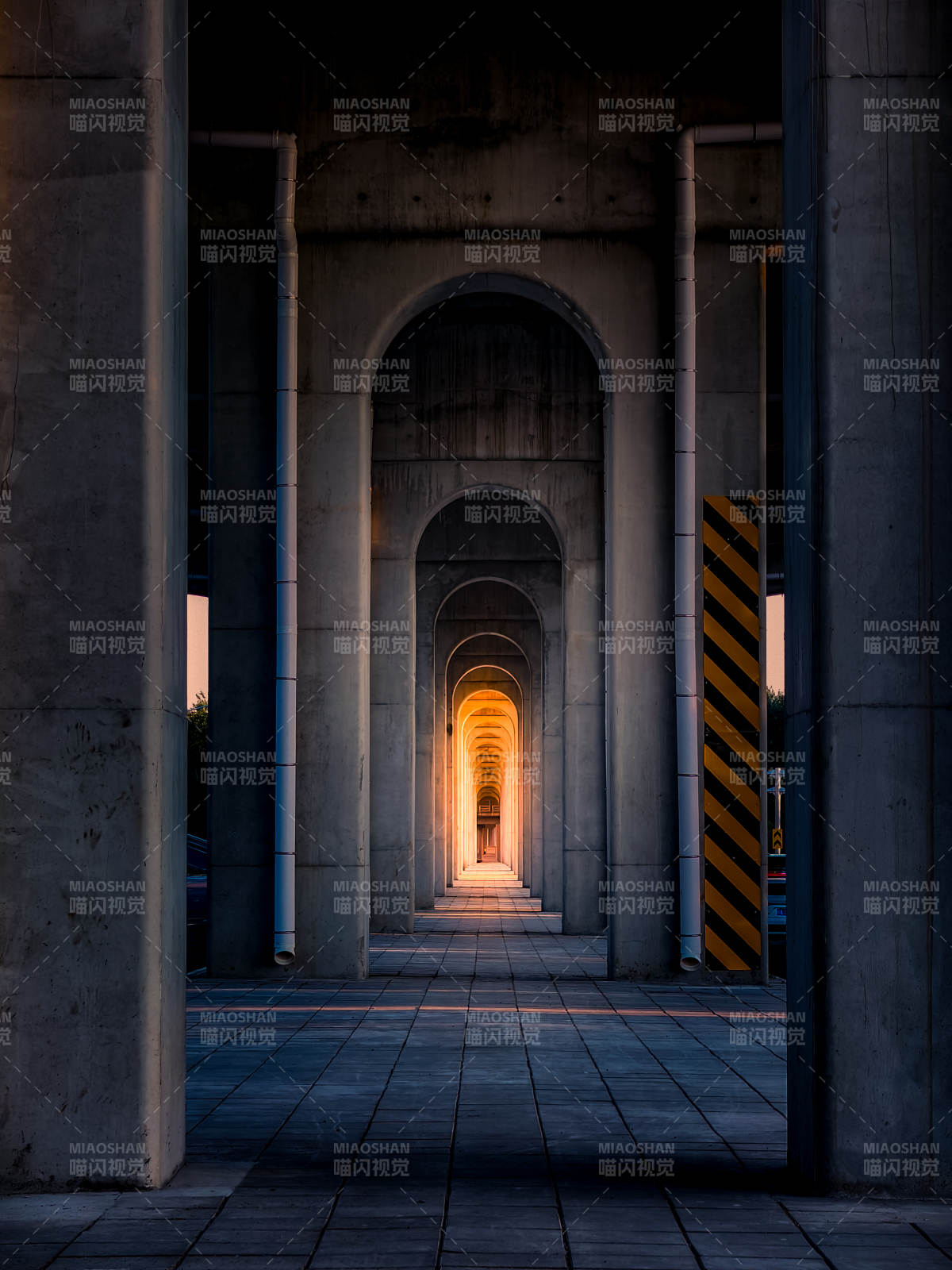 光影交错的拱廊通道图片