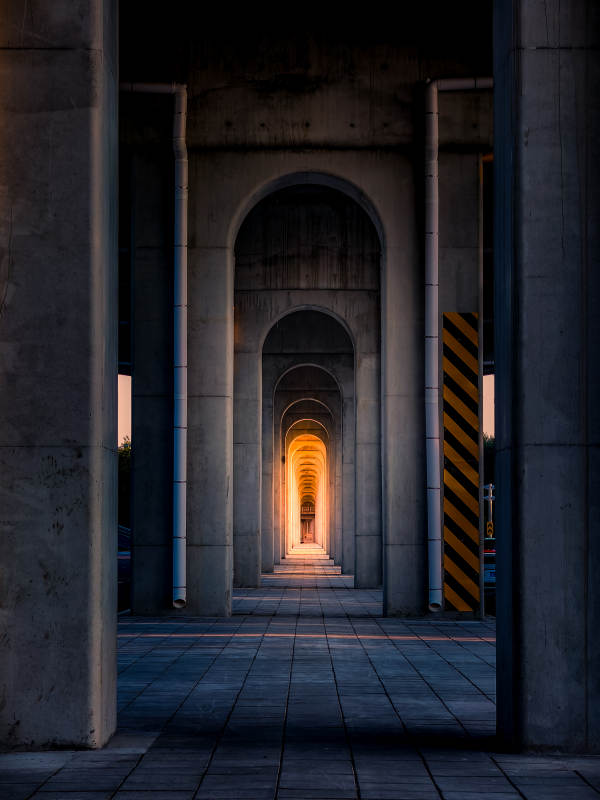 光影交错的拱廊通道图片