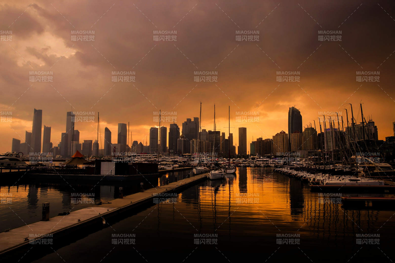 夕阳下的城市港湾(大连奥帆中心)图片