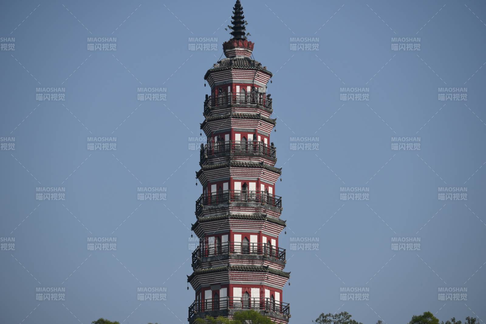 古塔高耸入云天    玲珑塔图片