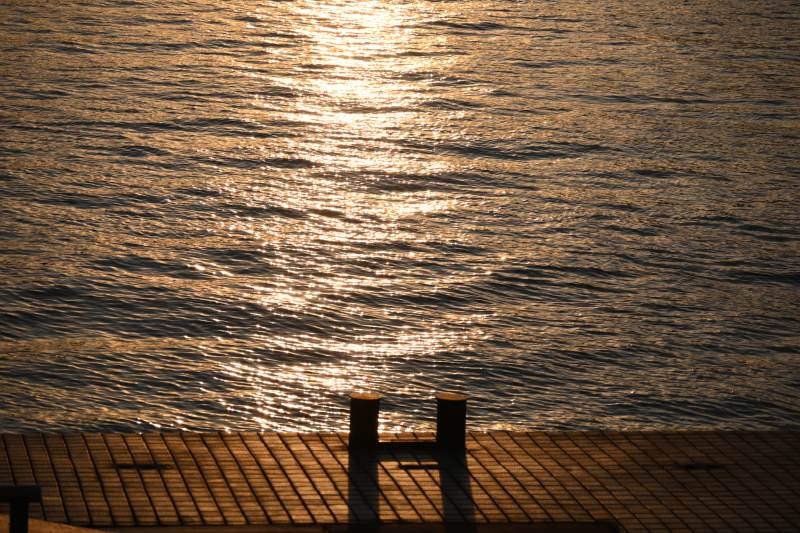 夕阳下的海面与栏杆图片