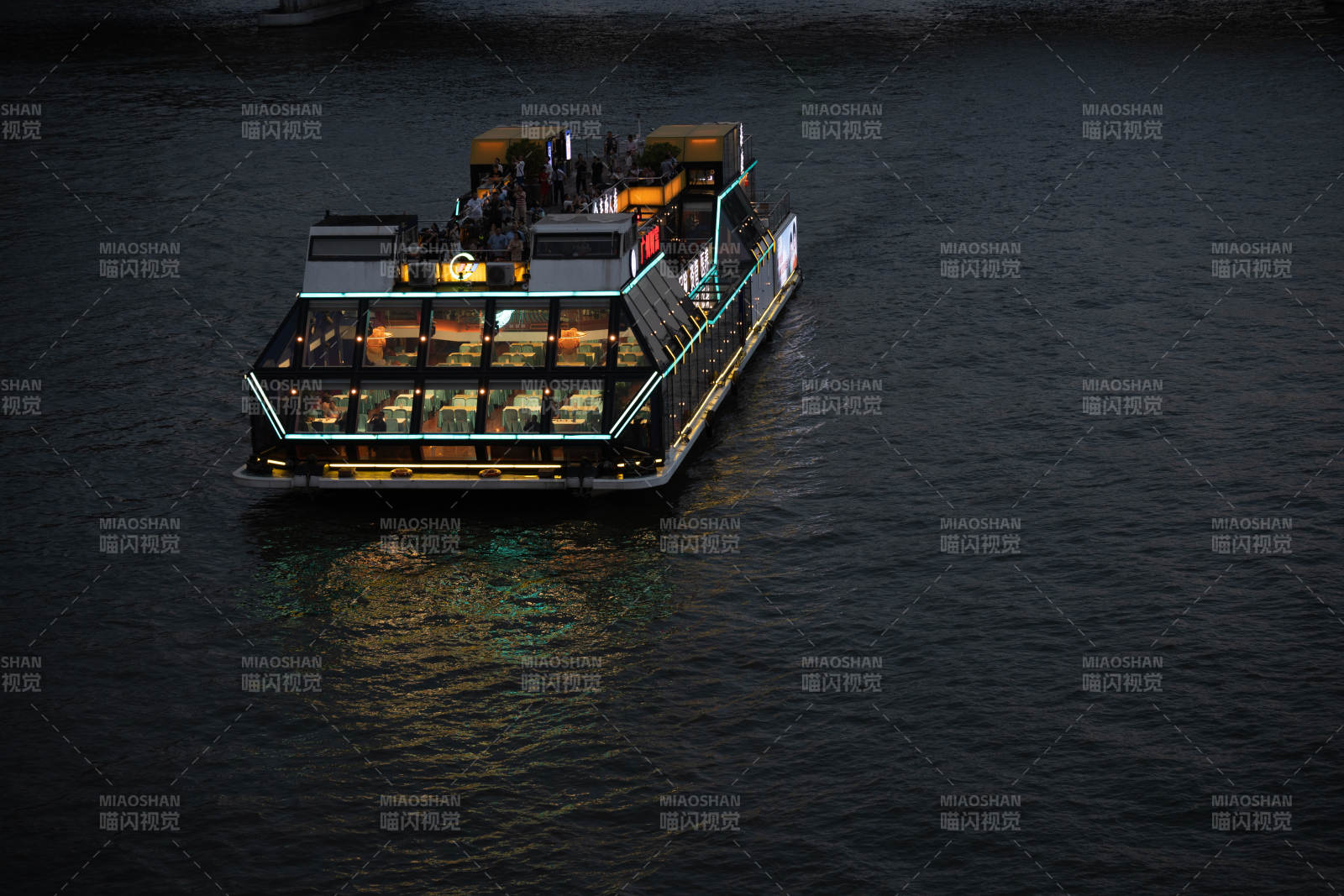 夜航游轮灯火辉煌图片