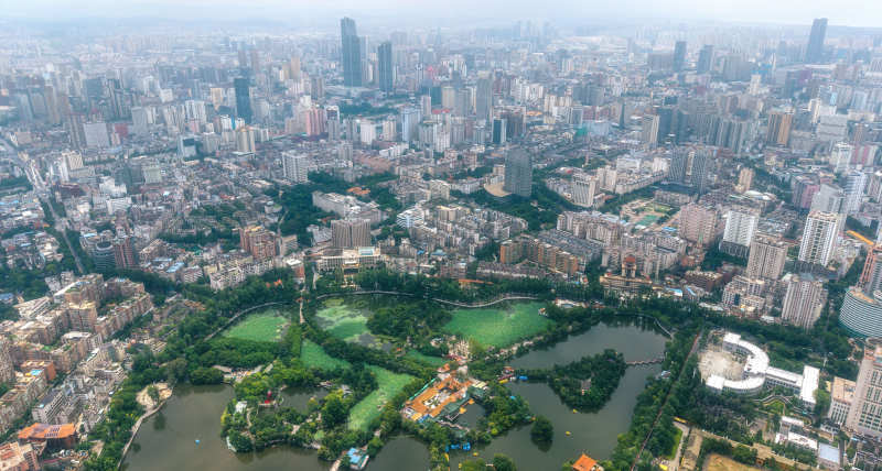 城市绿洲 高楼环绕图片