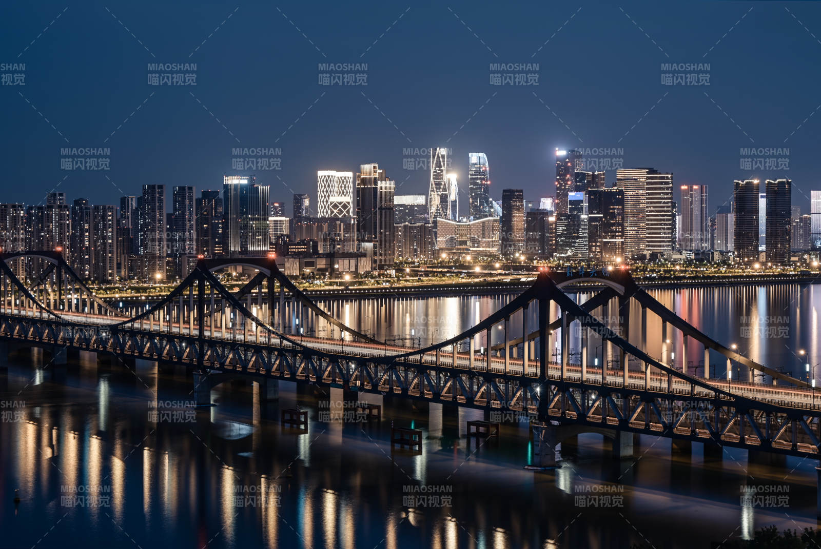 夜景城市与桥梁倒影图片