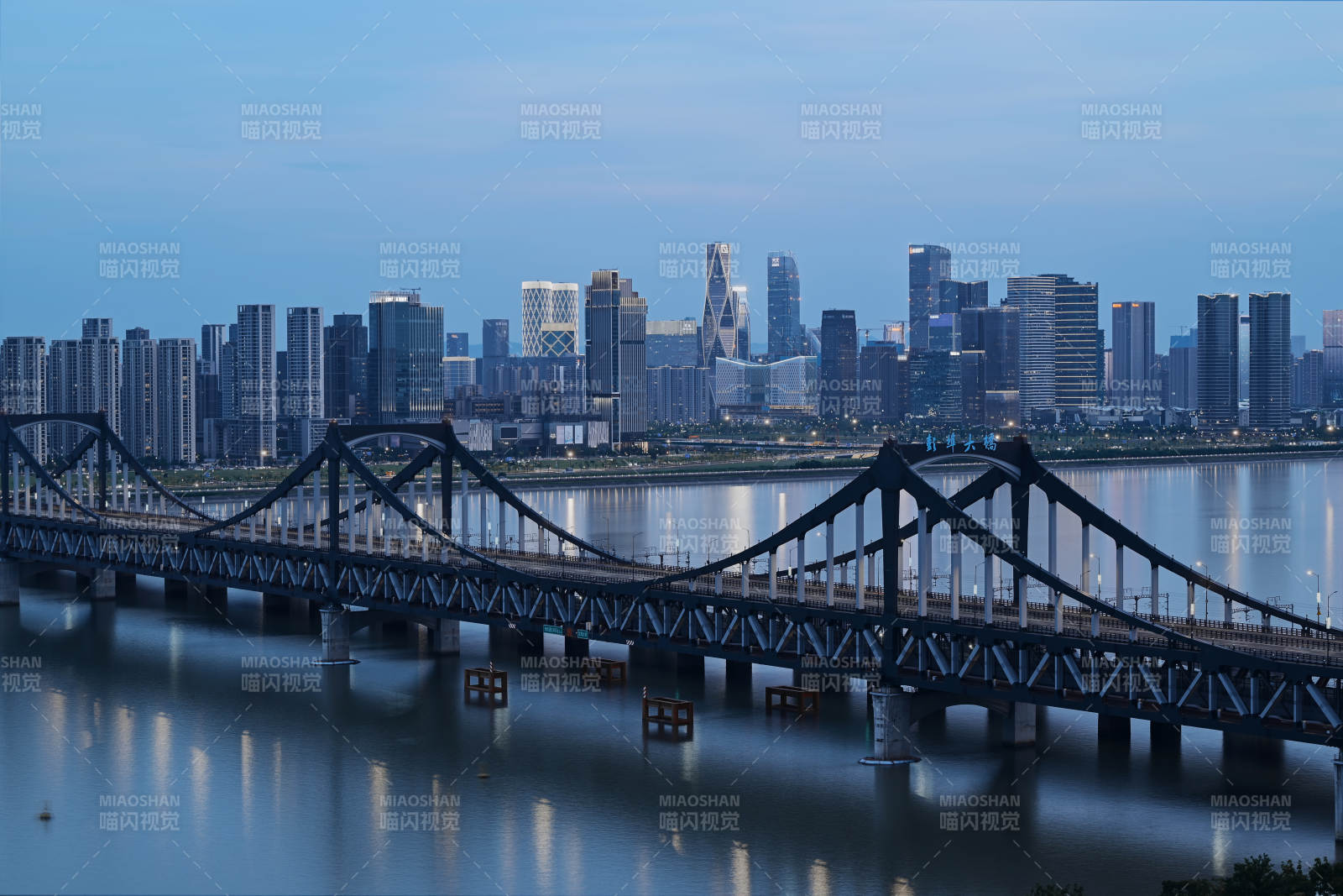 城市夜景与大桥倒影图片