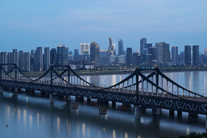 城市夜景与大桥倒影图片