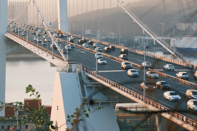 繁忙的跨江大桥交通图片