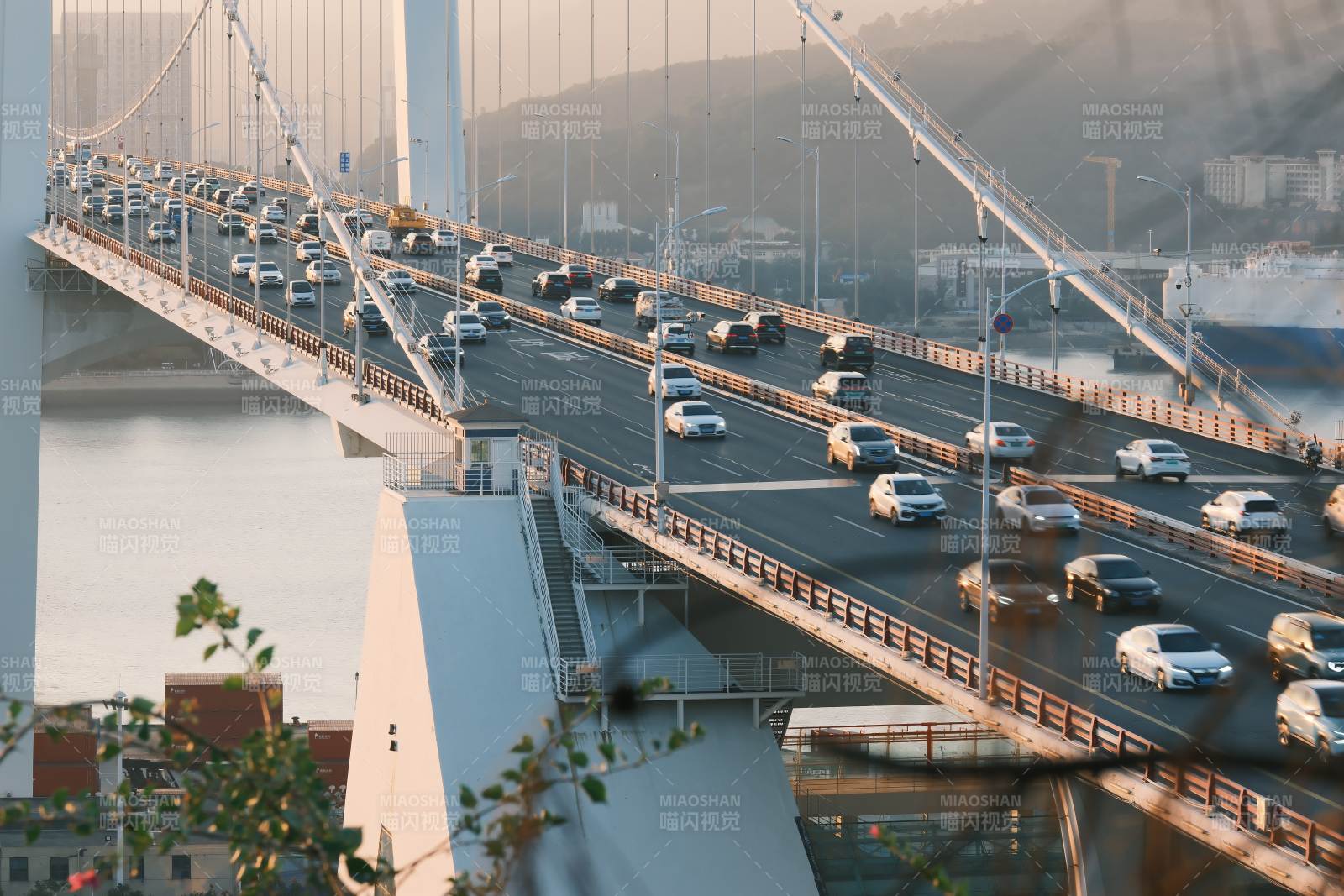 繁忙的跨江大桥交通图片