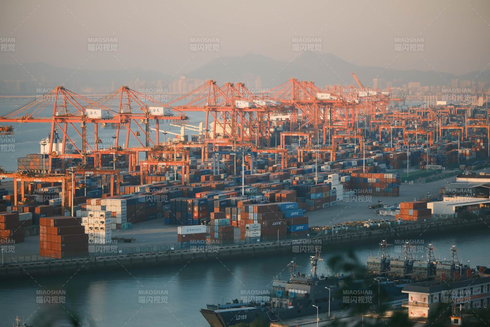 繁忙的厦门集装箱港口景象图片