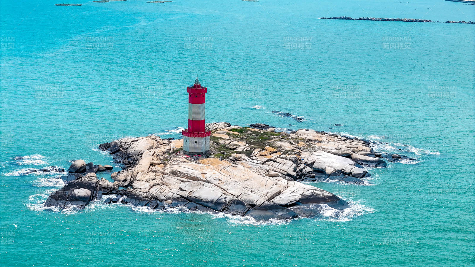 泉州灯塔映碧海图片