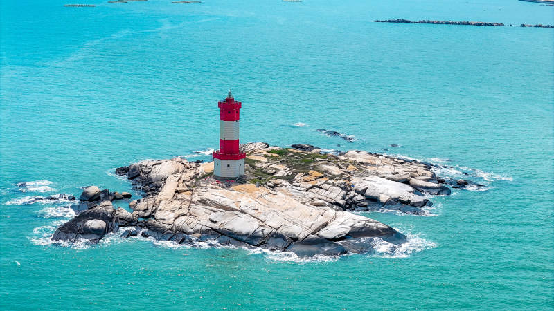 泉州灯塔映碧海图片