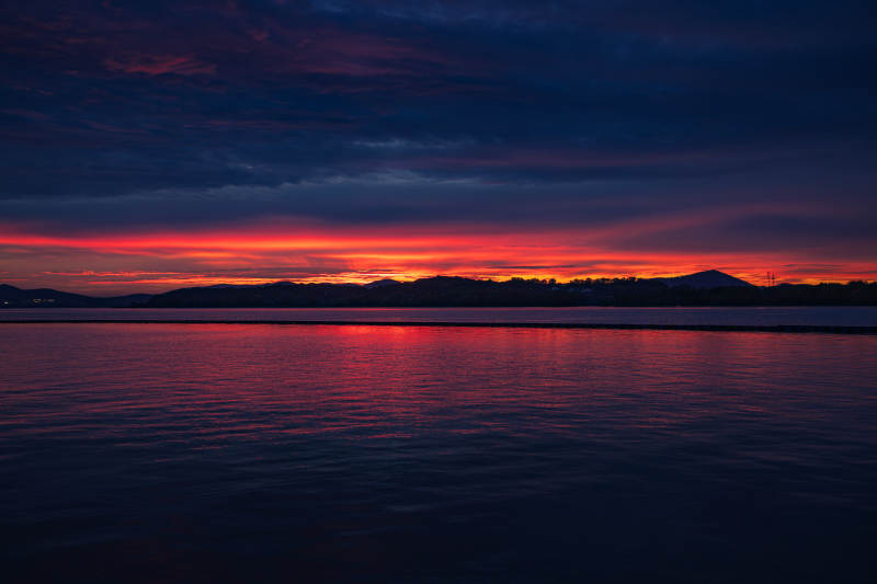 湖畔夕阳映彩霞图片