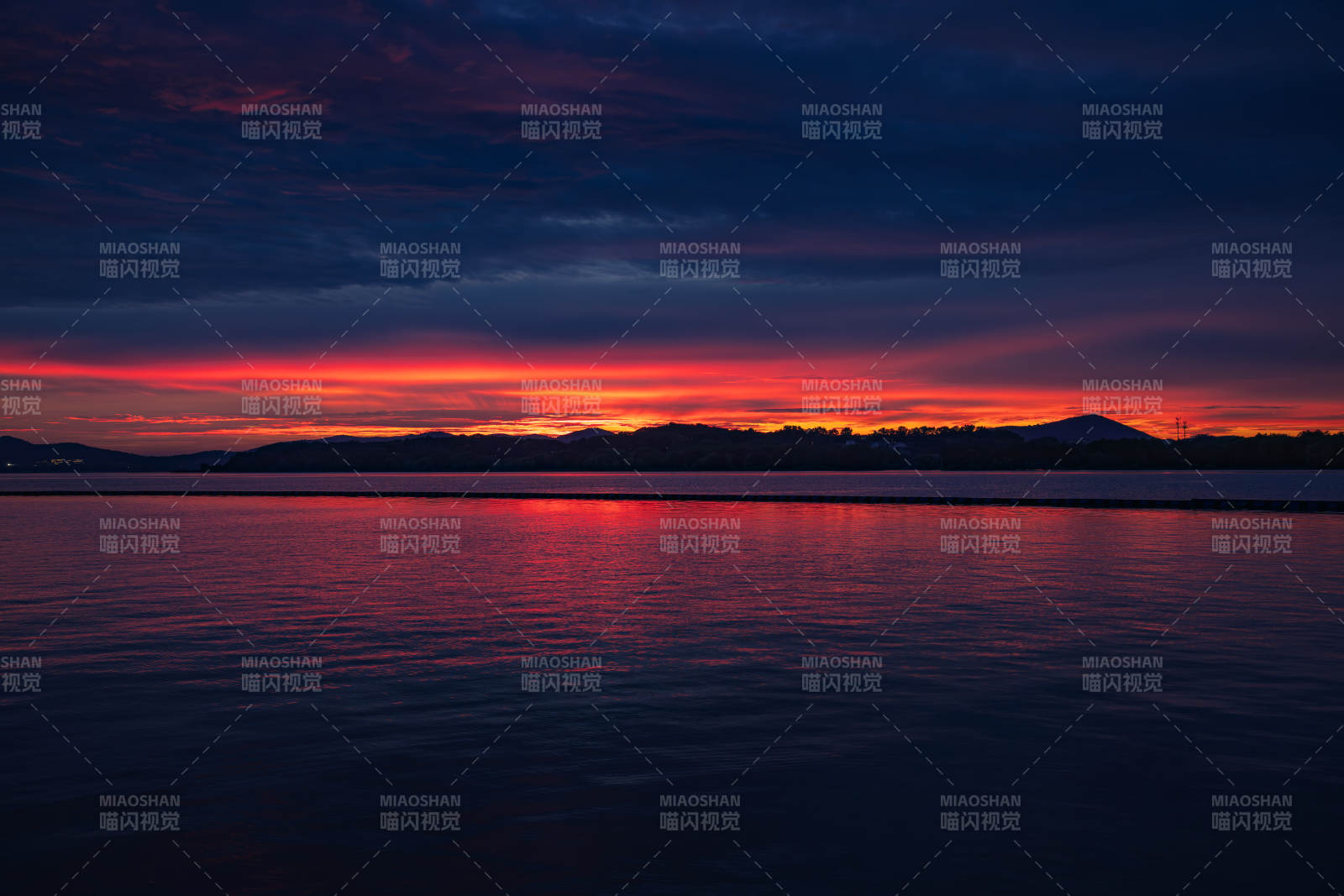 湖畔夕阳映彩霞图片