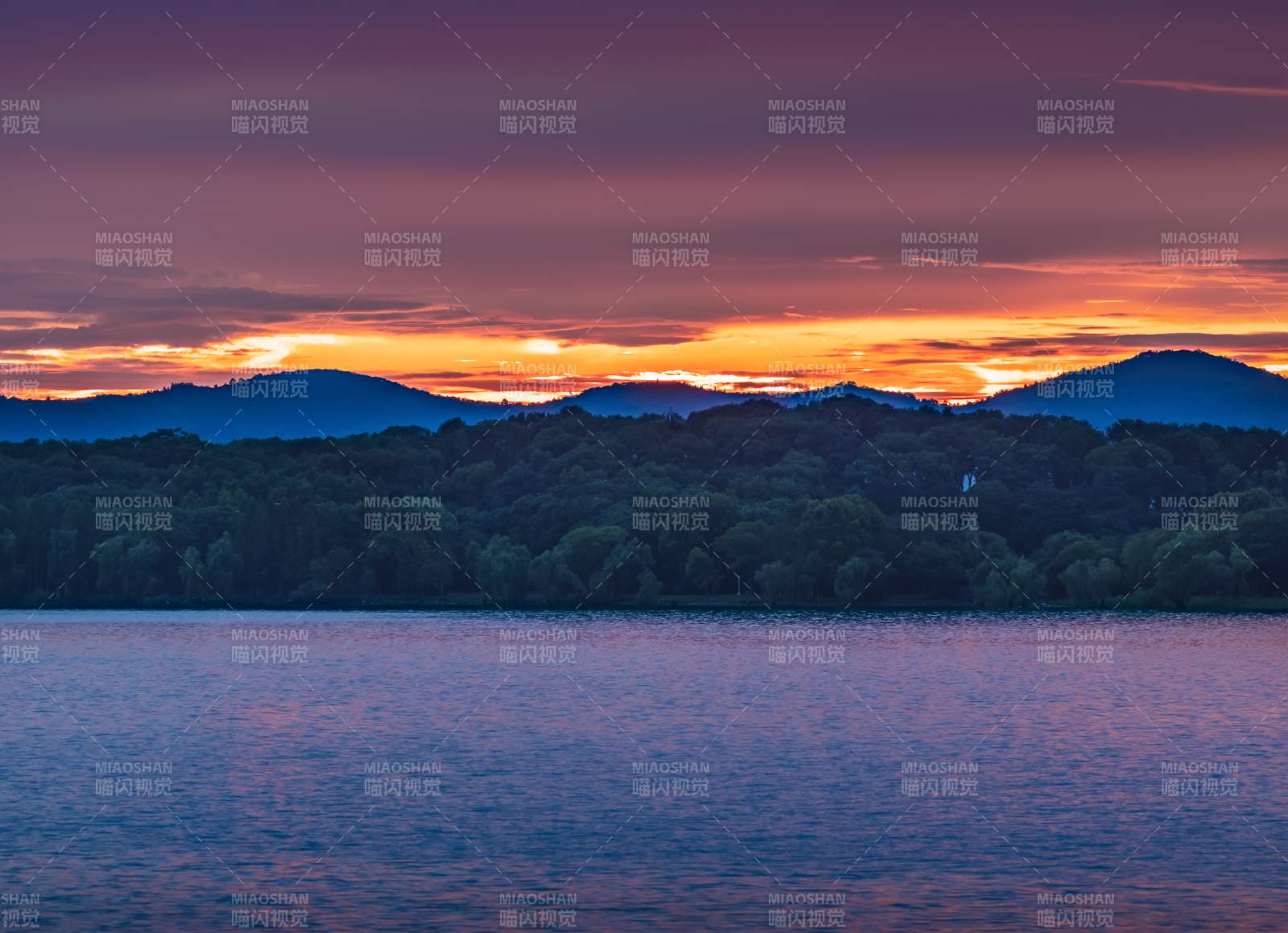 湖畔夕阳映山林图片