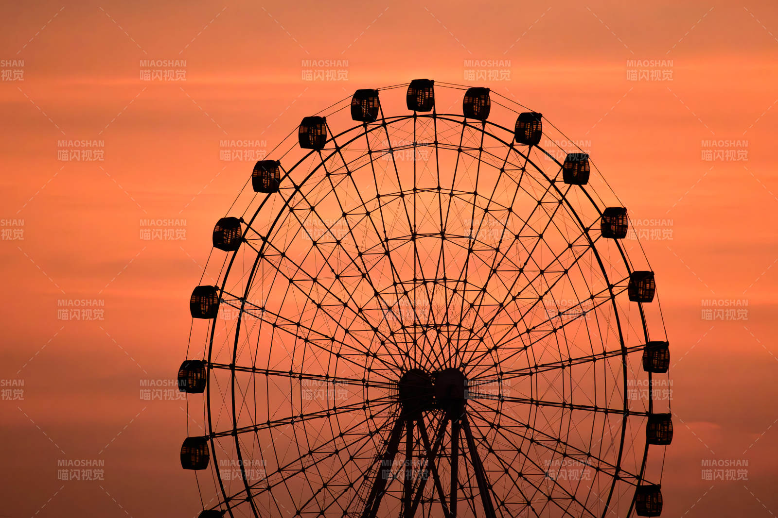夕阳下的摩天轮剪影图片