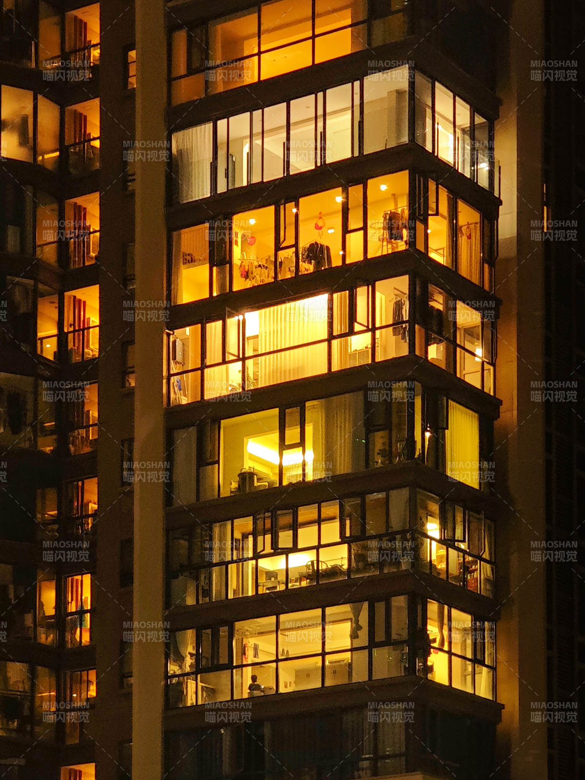 夜幕下的高楼灯火辉煌图片