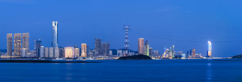 厦门鹭江道地标建筑夜景全景图片