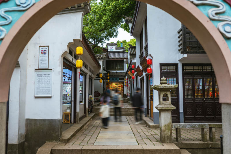 无锡鼋头渚古街巷景 灯笼映衬图片