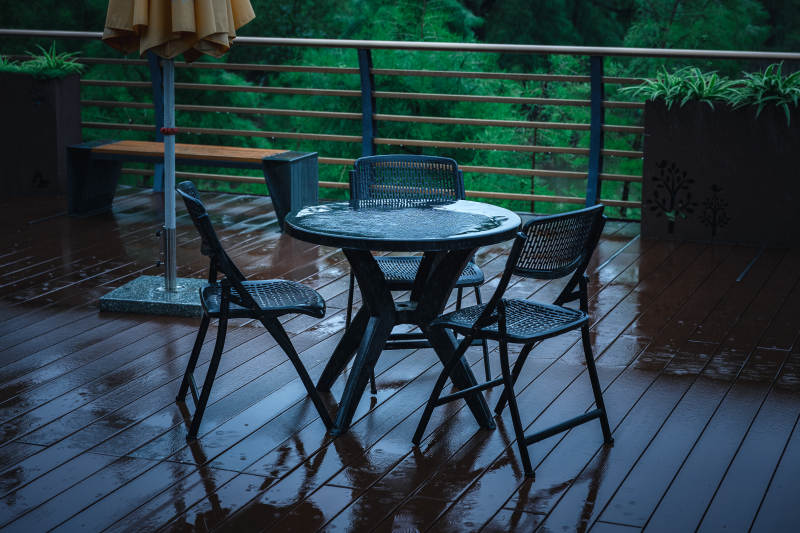 雨中庭院 静谧时光图片