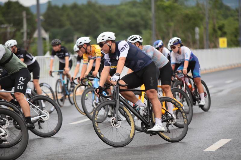 公路自行车赛进行中图片