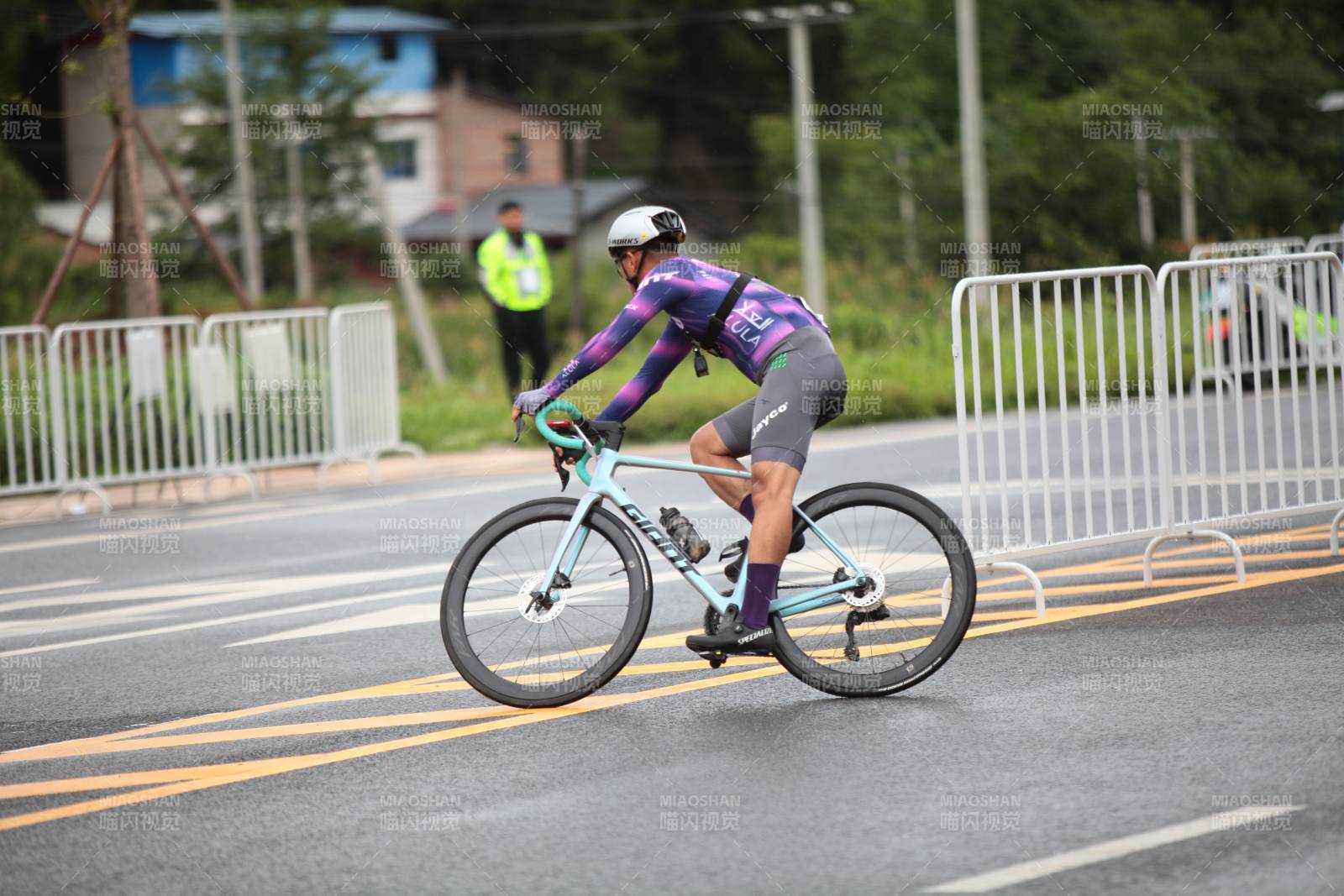 骑行者在赛道上疾驰图片