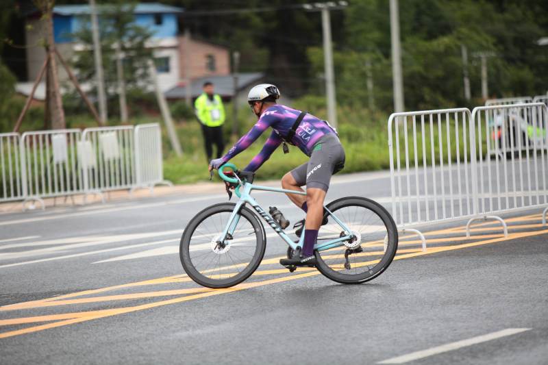 骑行者在赛道上疾驰图片