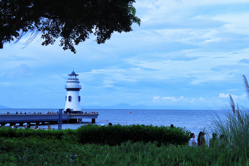 珠海·海边灯塔与绿植相映成趣图片
