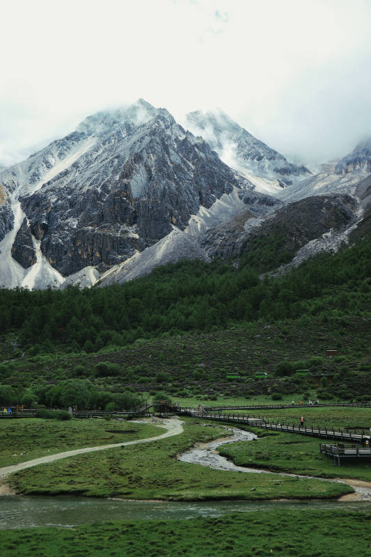 雪山绿谷·木桥流水图片