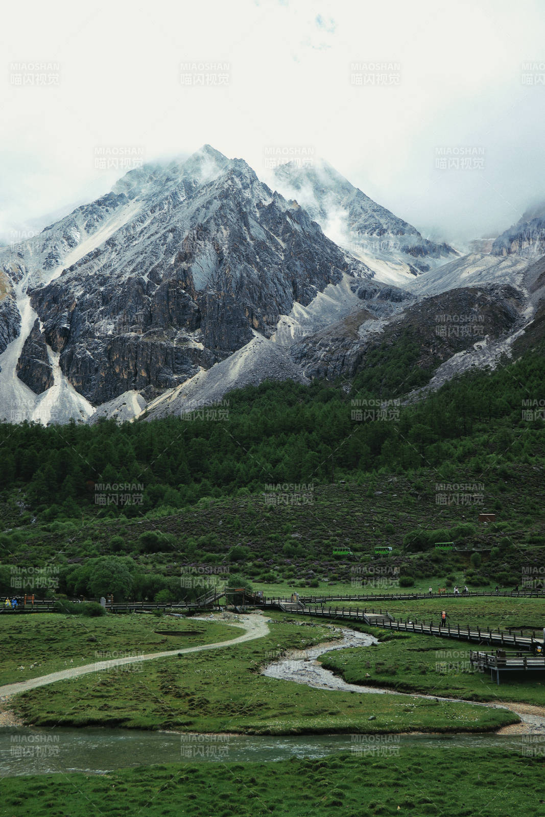 雪山绿谷·木桥流水图片