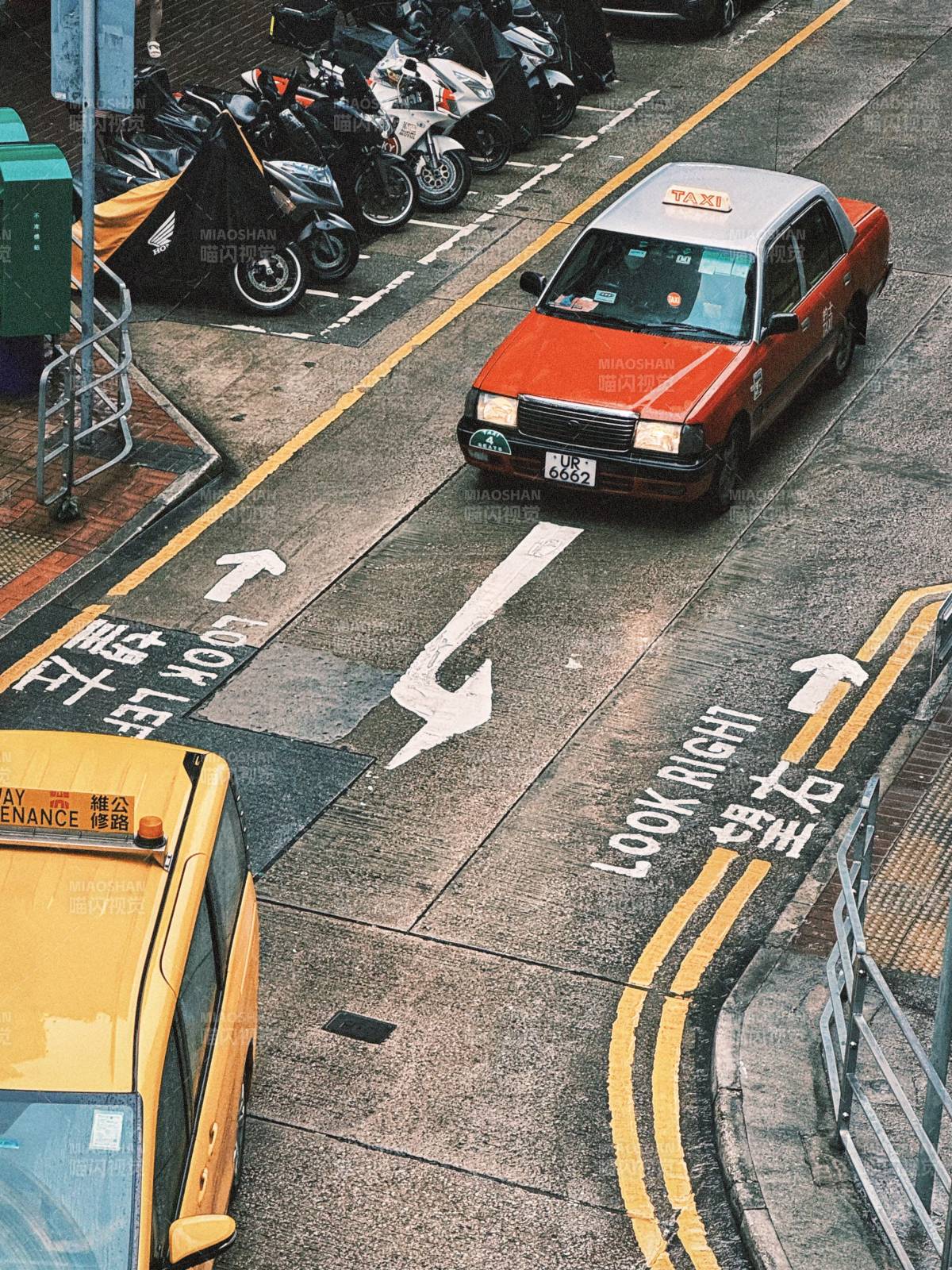 香港街头出租车与路标图片