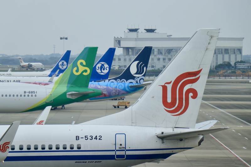 机场停机坪上的飞机尾翼图片