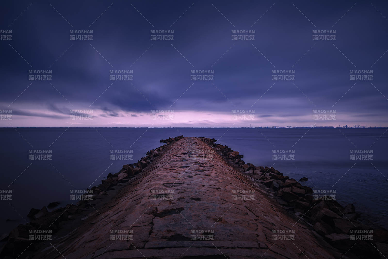 暮色中的石堤小径图片