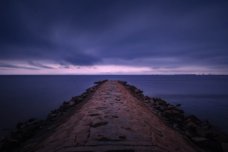 暮色中的石堤小径图片