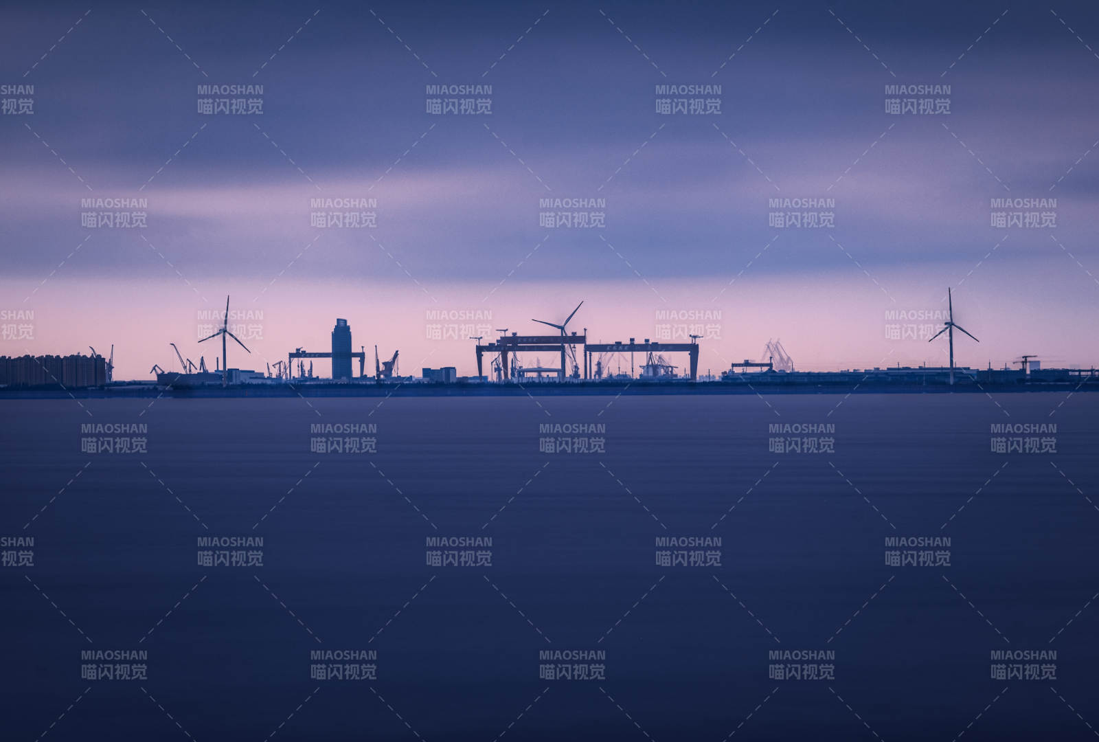 黄昏港口与风车剪影图片